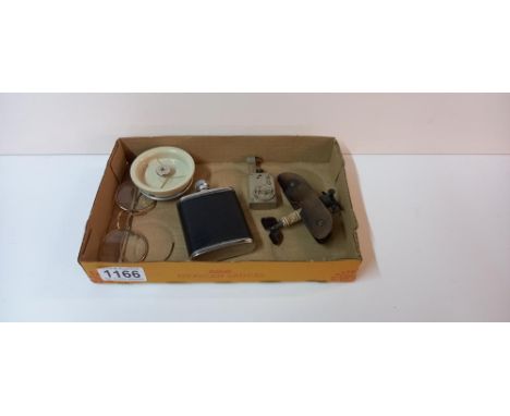A collection of vintage collectables