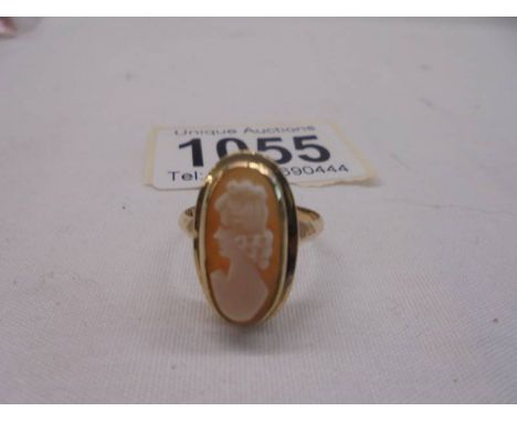 A 9ct gold vintage cameo ring, size M, 2.9 grams.