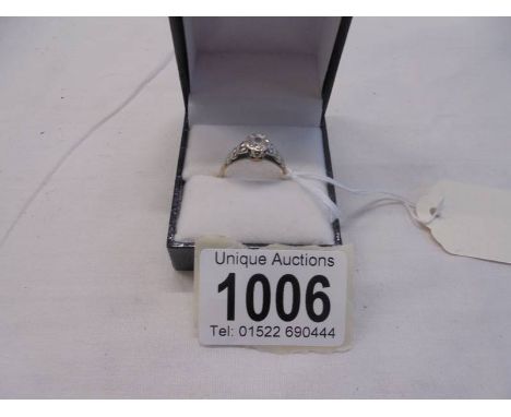 A 9ct vintage white gold ring set with hearts, size O half, 2 grams.