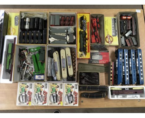 A collection of unboxed Hornby “ OO “ model railway items and others including a Pullman set, 2 Booth Ridley cranes, tin plat