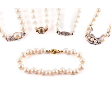 Two cultured pearl necklaces, two synthetic pearl necklaces and a synthetic pearl bracelet. The first cultured pearl necklace