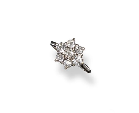 A diamond cluster ring, set with seven graduated old circular cut diamonds in white gold and platinum. Size P 1/2. 