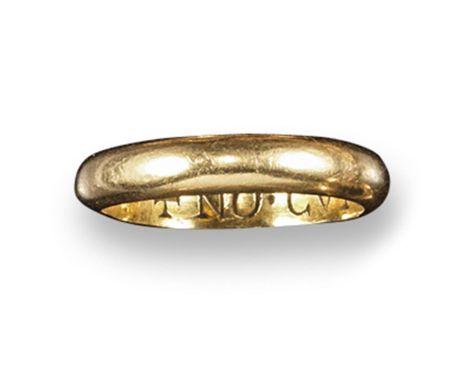 A gold posy ring, possibly 17th century, engraved to the interior NO CVTTE TO VNKYNDES X. Size R.