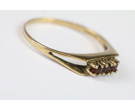 Ladies 9ct garnet three stone ring 