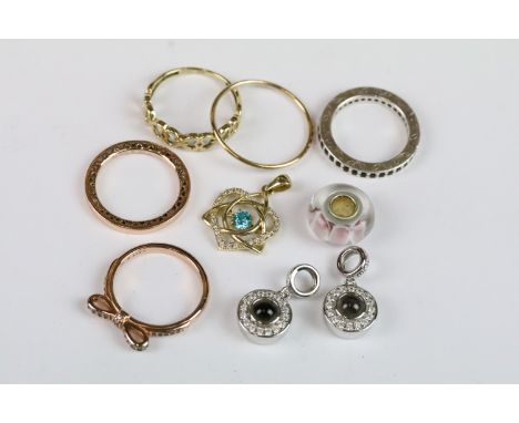A small collection of jewellery to include a 9ct gold ring and 10ct gold pendant. 