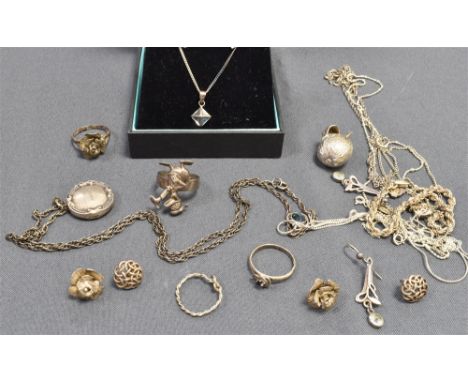 A COLLECTION OF SILVER JEWELLERY to include chains, rings, vintage locket, apple pendant, Celtic design earrings, aquamarine 