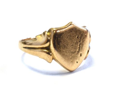 9CT GOLD SHIELD SHAPED SIGNET RING ring size Q, hallmarked 375 Chester 1918.  Weight 4.9 grams.