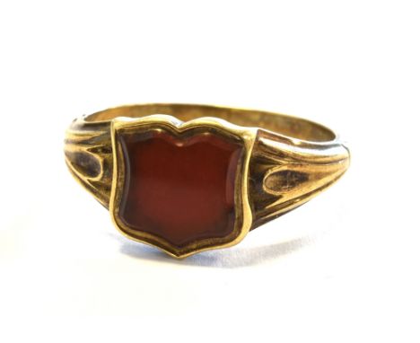 ANTIQUE CARNELIAN SIGNET RING with cartouche shaped polished carnelian, ribbed shoulders and band. Tests as 9ct gold.  Ring s