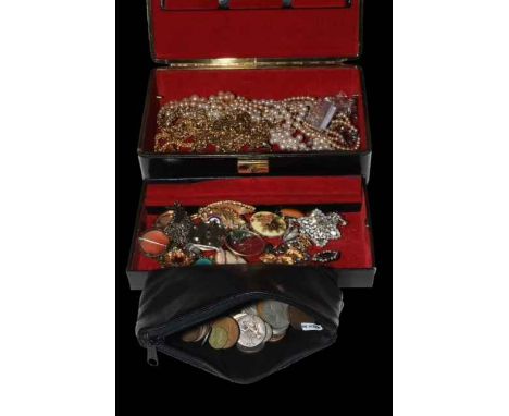 Jewellery box and contents including 9 carat cameo brooch, agate brooch, pearl and other necklaces, various coins, etc.