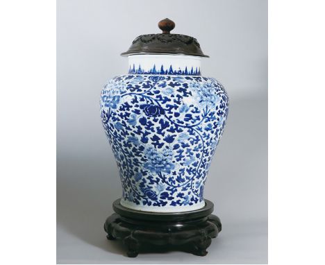 A BLUE-AND-WHITE GENERAL JAR AND COVER, KANGXI PERIOD, QING DYNASTY Size: 46 cm (H) The baluster body surmounted by a straigh
