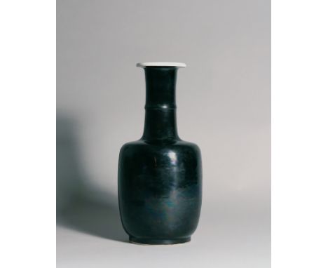 A BLACK ENAMEL PORCELAIN MALLET-FORM VASE, PERIOD OF KANGXI Size: 24.3 cm Of mallet form with a cylindrical body and an elong