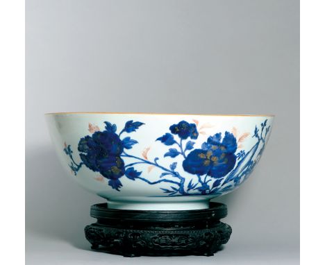 A BLUE AND WHITE ‘POENY’ GILT BOWL, PERIOD OF KANGXI Size: 36.5 m (D) Sturdily potted with deep rounded sides resting on a sh