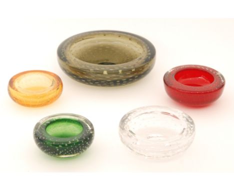 A collection of later 20th Century Whitefriars pattern 9099 bowls with internal controlled air bubble decoration, comprising 