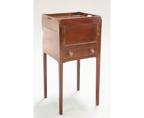 A SMALL GEORGE III MAHOGANY TRAY-TOP COMMODE, with panel door over a drawer with brass pulls, raised on square section taperi