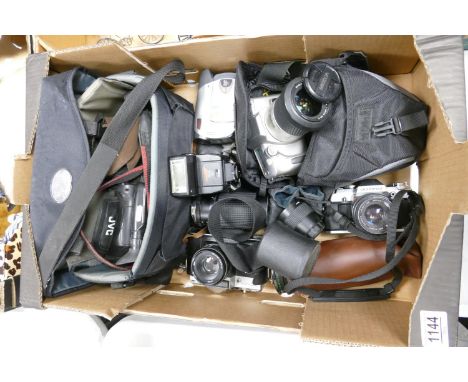 A mixed collection of items to include: Olympus OM30, Zenit EM, Minolta Dynax 40 film cameras etc 