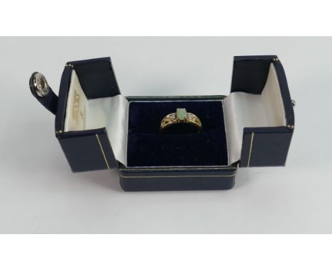 9ct gold ladies ring set with a jade centre stone: size J, 2.2g: 