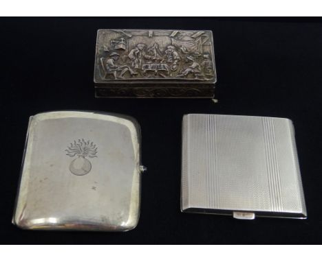 Silver cigarette case with cabachon sapphire catch by Goldsmiths and Silversmiths London London 1916, silver compact (mirror 