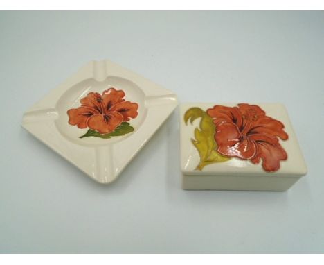 Moorcroft hibiscus flower on a cream background trinket box with lid and ashtray, impressed marks to base (2)