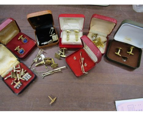 Quantity of cufflinks and tie pins