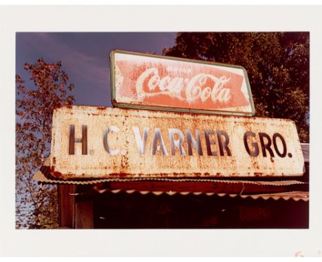 (See English version below)William Eggleston (Memphis, Tennessee 1939 – lebt in Memphis, Tennessee). H. C. VARNER GRO.[CERY].