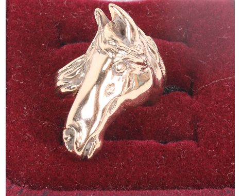 A 9ct gold horse ring, 11.8g