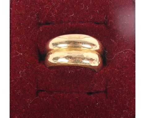 An 18ct gold dress ring with planished decoration, 6.4g