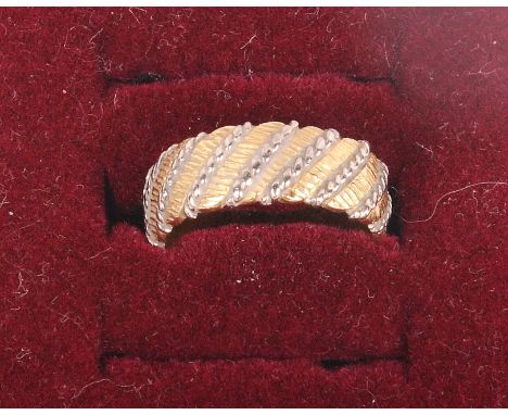 An 18ct two-coloured gold ring, 7.7g