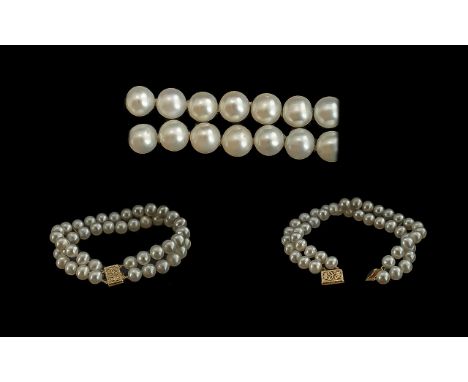 Ladies 14ct Gold and Cultured Pearl Bracelet with 14ct Gold Clasp, Marked 14ct, The well matched culture pearls of excellent 