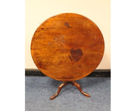A GEORGIAN MAHOGANY TILT-TOP PEDESTAL TABLE, the one piece top raised on a tapered column and tripod support, H 69 cm, Dia. 9