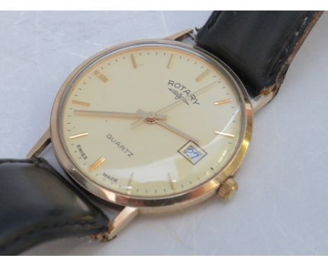 A 9CT GOLD CASED ROTARY DAY / DATE QUARTZ WRISTWATCH, on leather strap, dial Dia. 3 cm