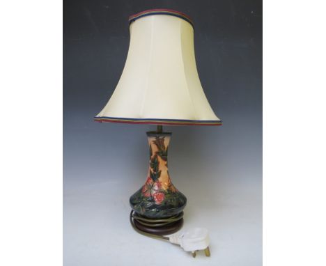 A MODERN MOORCROFT SWEET BRIAR PATTERN TABLE LAMP WITH SHADE, of globe and shaft form, on a turned wooden base, H 31.5 cm (to