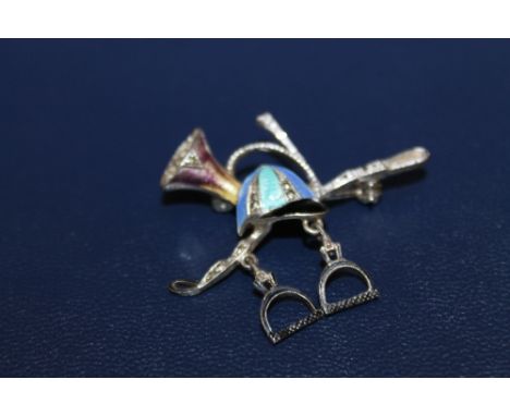 A SILVER MARCASITE AND ENAMEL HUNTING THEMED BROOCH, W 4.75 cm