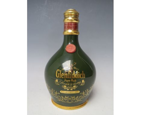 A GLENFIDDICH 18 YEAR OLD SINGLE MALT WHISKY 43%, presented in a green Spode ceramic decanter 