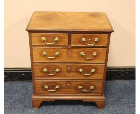 A SMALL GEORGIAN MAHOGANY CHEST OF FIVE DRAWERS, raised on bracket feet, H 77 cm, W 64 cm, D 42 cm