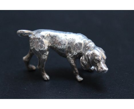 A HALLMARKED MODEL OF A DOG - LONDON 1985, approx weight 55g, W 5.5 cm