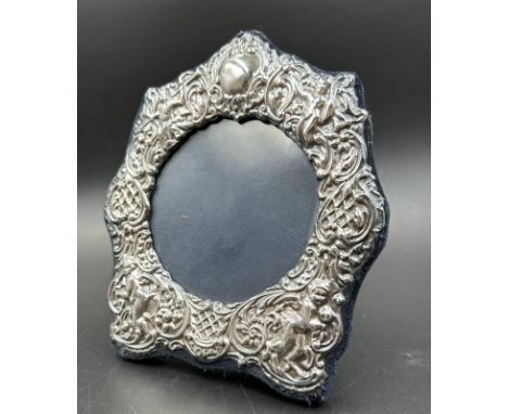 A Rococo style hallmarked silver picture frame, approximately 17cm H, London 1989 by Keyford Frames Ltd 