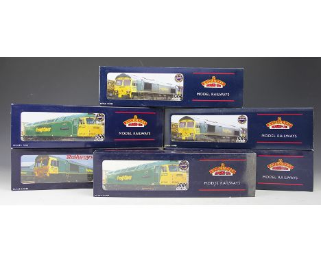 Eight Bachmann OO gauge Freightliner engines, comprising, 32-726DS Class 66 66522 Shanks; 32-726Y limited edition Class 66/6 