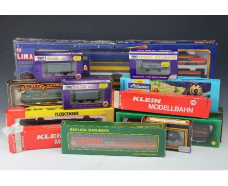 A mixed collection of model locomotives etc, to include, an Athearn HO scale 4924 Canadian National 2507; a Kato HO scale AT 