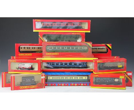 A Hornby OO gauge Flying Scotsman Class A3; an R539 BR Bo-Bo Class 90; an R293 BR B-B Class 91 Saint Nicholas, an R157 Br Pow