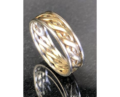 9ct two tone Gold ring with twisted central design size 'R' &amp; approx 3g