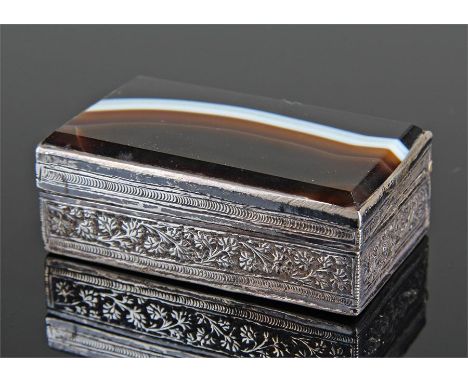 19th Century Indian white metal and agate snuff box, the banded agate top above a foliate engraved white metal base, 6.5cm wi