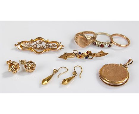 Mixed gold jewellery, to include 9 carat gold brooches, rings and a locket, together with a silver ring, and two pairs of yel