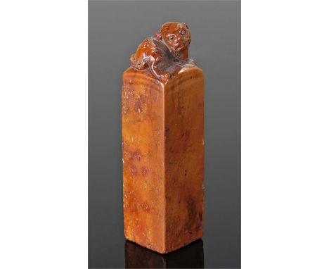 Chinese carved agate seal, surmounted by a lion above a square section seal body, four character mark to the base, 5.5cm high