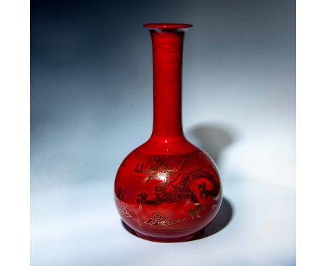 A beautiful red high glazed bottle-formed vase with a long neck and round body. Stunningly decorated with gilt luster Chinese