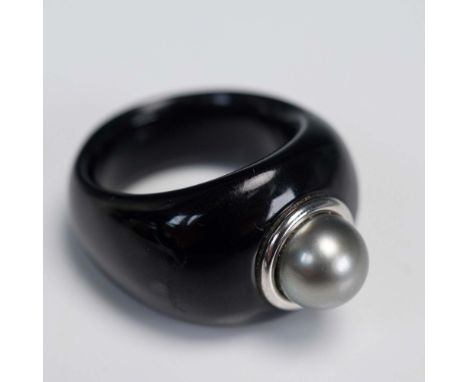 Ladies ring by Baccarat featuring a gray pearl set in an 18kt white gold mount, accented by a sleek black band. The ring comb