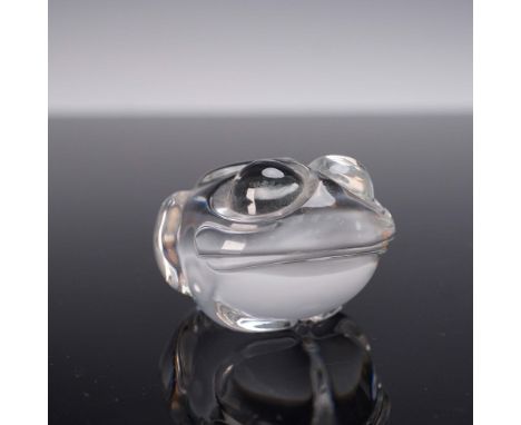 This charming Steuben clear crystal paperweight is designed in the form of a whimsical frog, showcasing the fluid artistry an