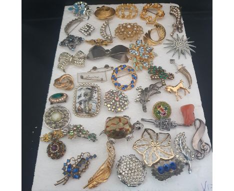 A good selection of vintage brooches.