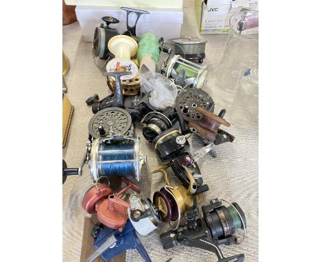 A large selection of assorted vintage fishing reels