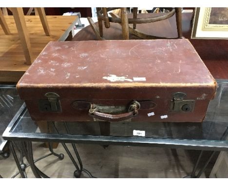 VINTAGE LEATHER SUITCASE