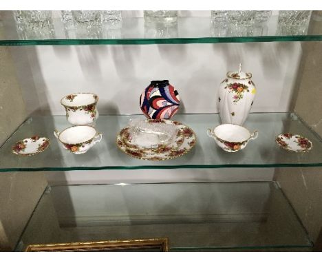 1 SHELF OF ROYAL ALBERT ' OLD COUNTRY ROSES ' & 1 OLD TUPTON VASE